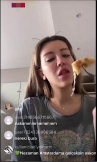 Mikaraun Yayı yemek yerken kendini kaptırıp memelerini