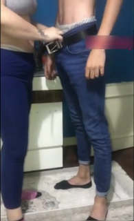 “bir istek aldık, 18’liğe karımı siktirmek için.” diyen eleman, önce “yaşın kaç?” diye soruyor, 18 yaşındaki zargana ise, “18 yaşındayım, kanımızın hızlı aktığı zamanlar.” diye cevap veriyor. Ardından Milf ve oğlan soyunuyor. Önce condom taksa da, kocası “rahatsız oluyorsan çıkar.” diyor, eleman da çıkarıp milfe çakmaya başlıyor. Elinde kamerayla direktifler veren koca bir süre sonra genç oğlanın boşalamadığını fark ediyor. en son kendi eliyle siki sıvazlayıp boşaltırken, “sana nazik davranmak lazımmış ya.” diyor ve kapanış.