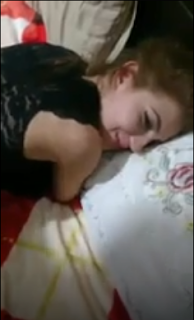 Öğrenci Evinde Üniversiteli Sıla’yı Grup Yapmaya Zorluyorlar En Sonunda Kız İkna Oluyor