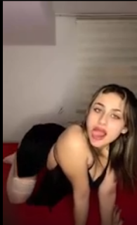 “yok mu benim götümü görmek isteyen?” diye kendinden geçen ve ağzına spermlerin dolmasını bekleyen seksi Türk kızı, non nude azdırma becerileri ve mini elbisesiyle aletlere kan pompalatıyor. En iyi skili sakso olduğu belli olan hatunu izliyoruz…