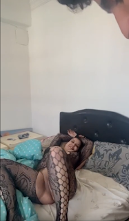 Vücut çoraplı dolgun karının premium sex yayını Kadın sex yaparken kedisi yanlarına geliyor